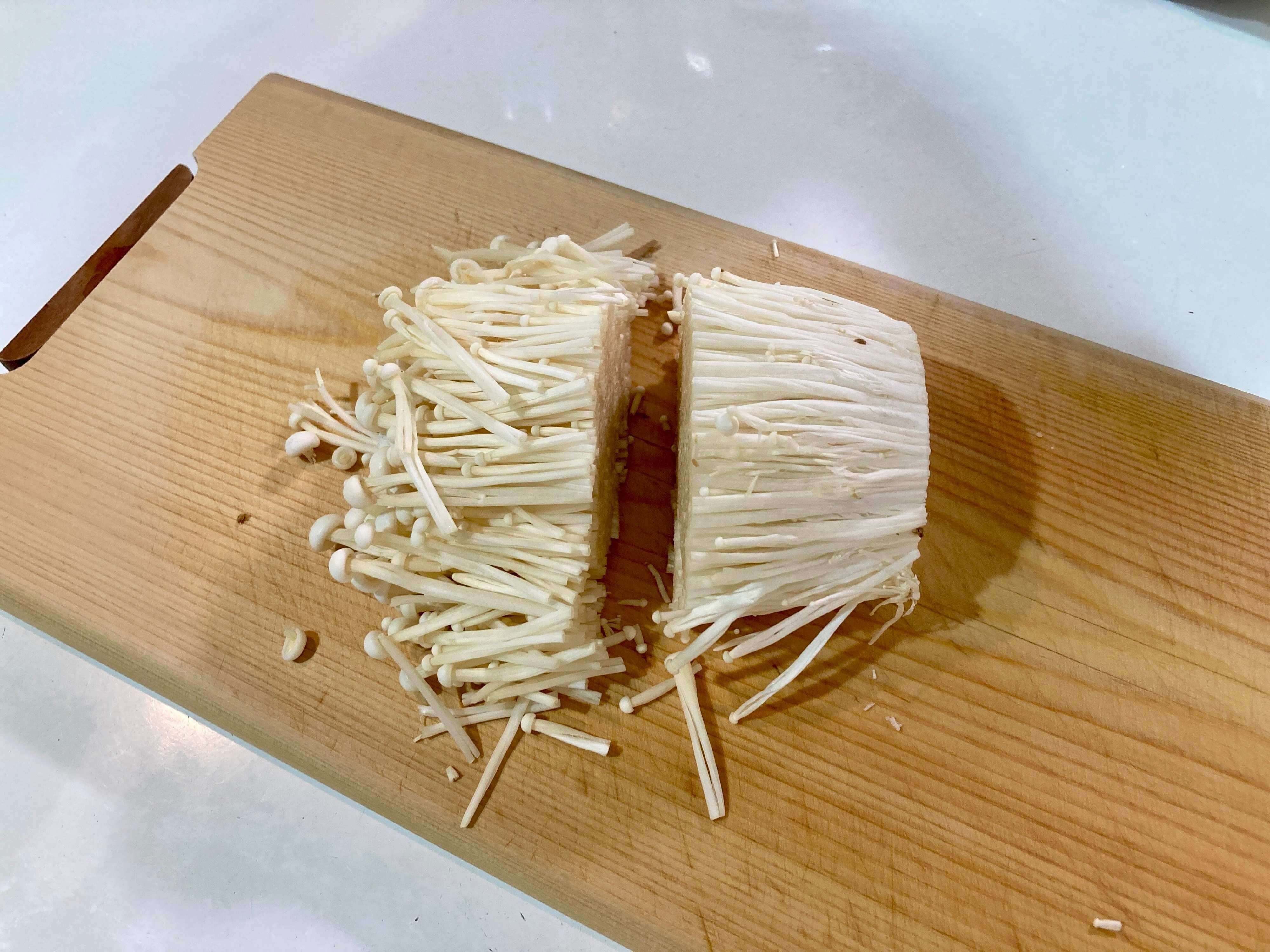 半分にカットしたえのき