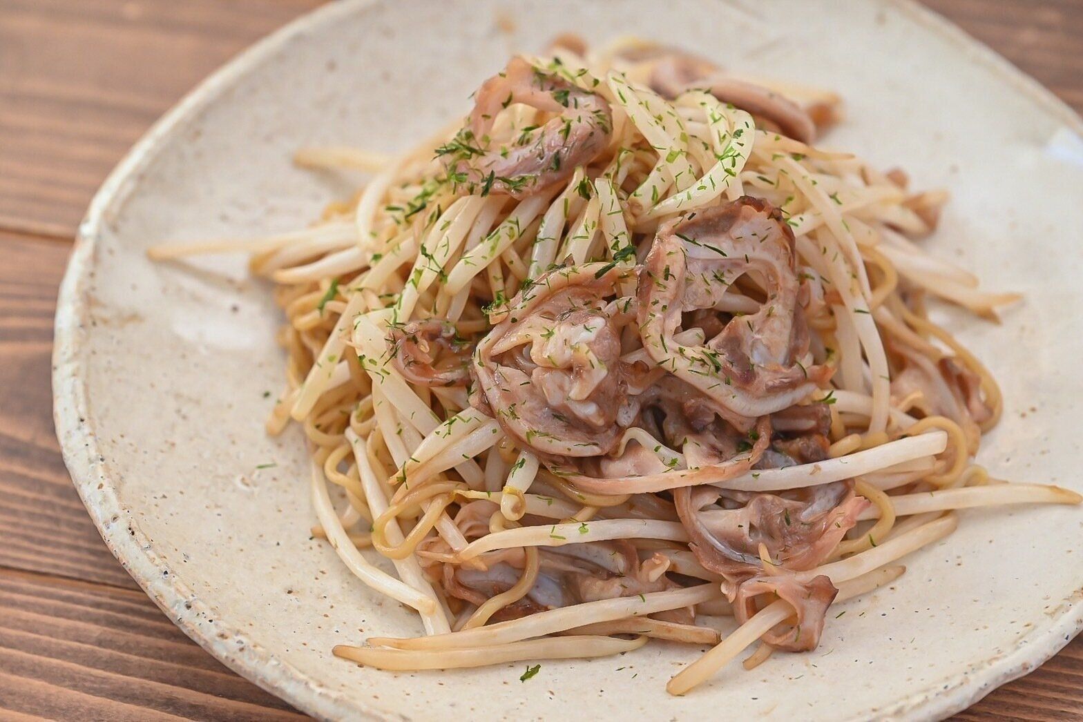 皿に盛られた豚なんこつともやしの焼きそば