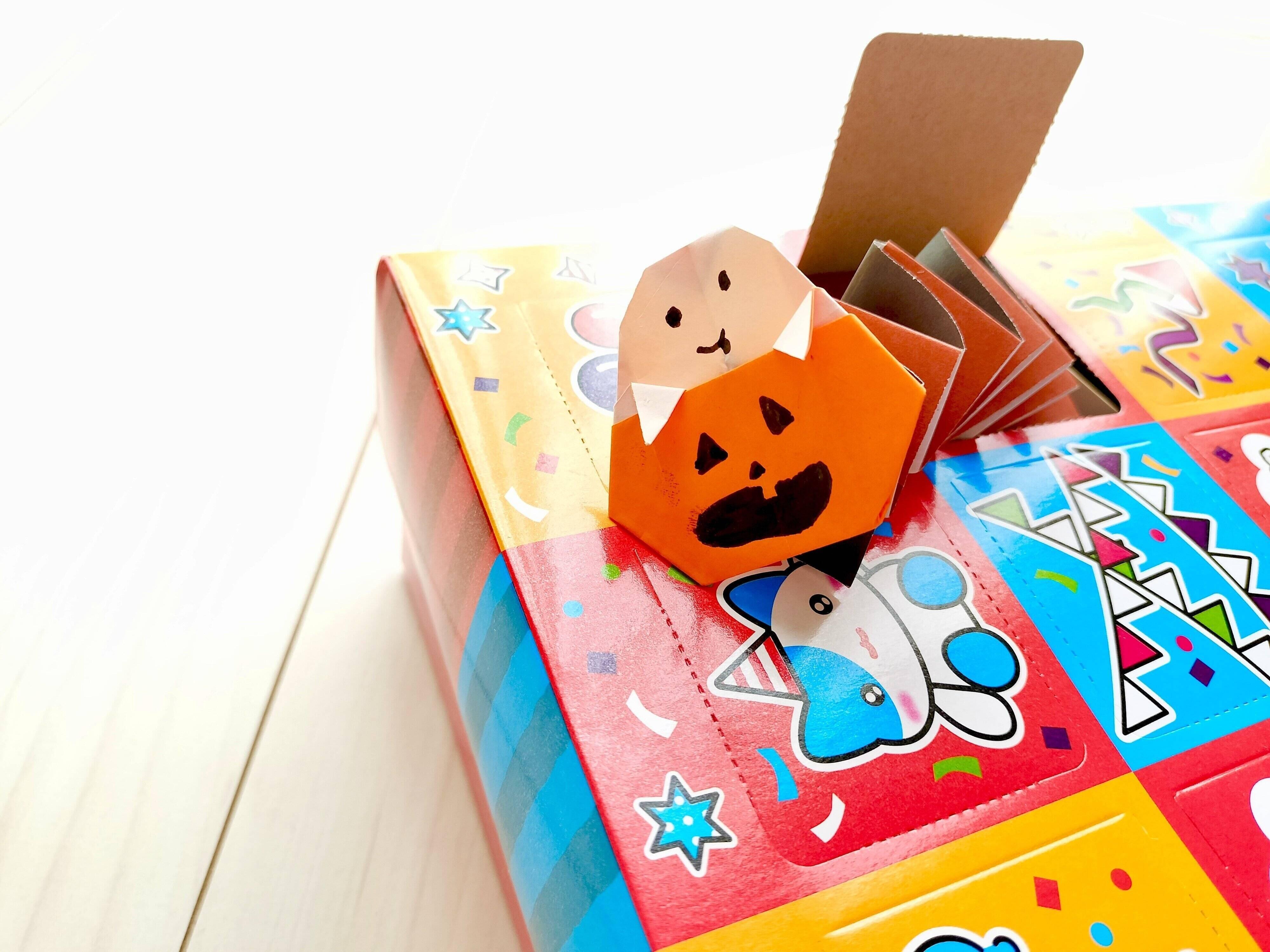 わくわく組立ボックスからおばけが飛び出したところ