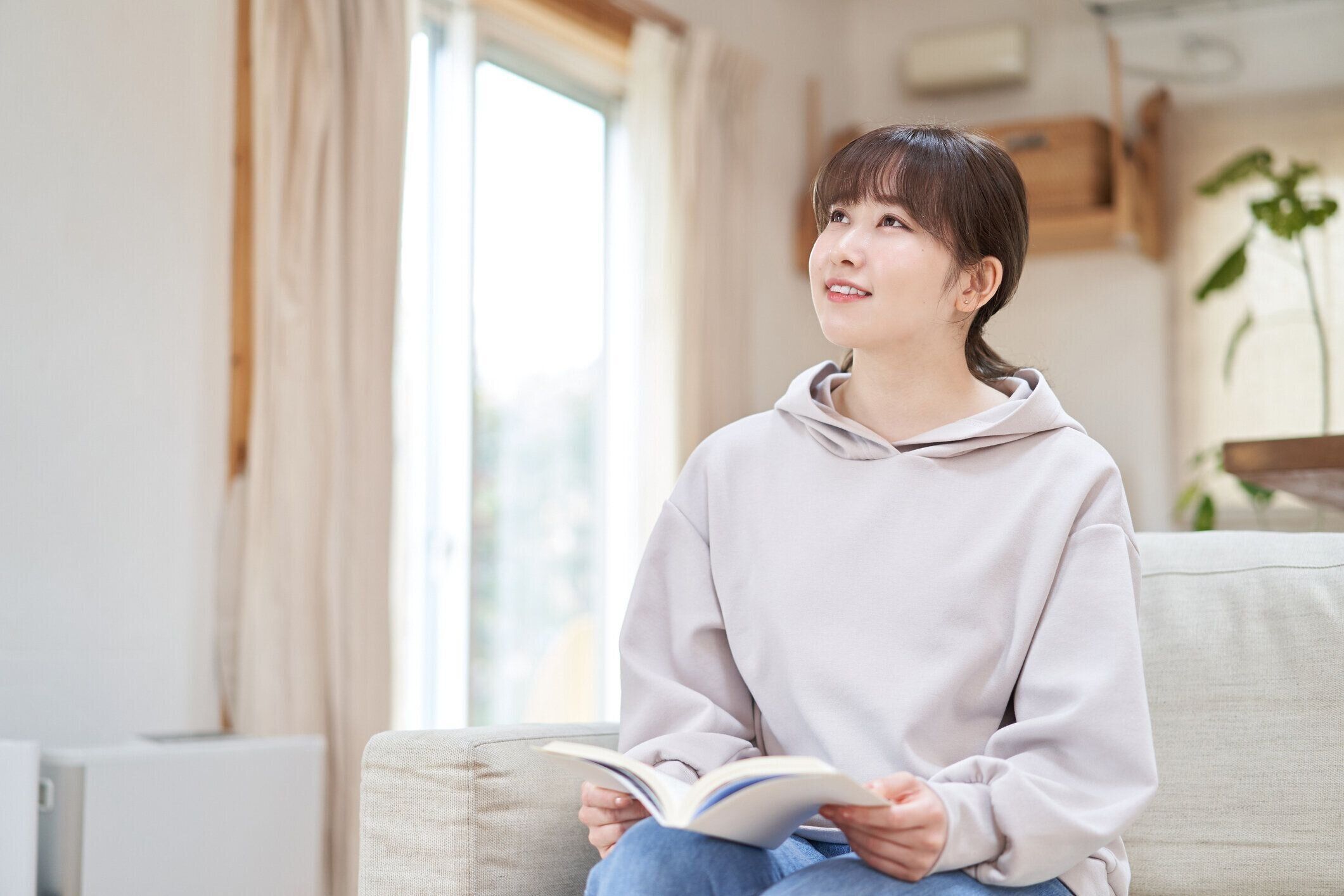 自宅で本を読むアジアの女性