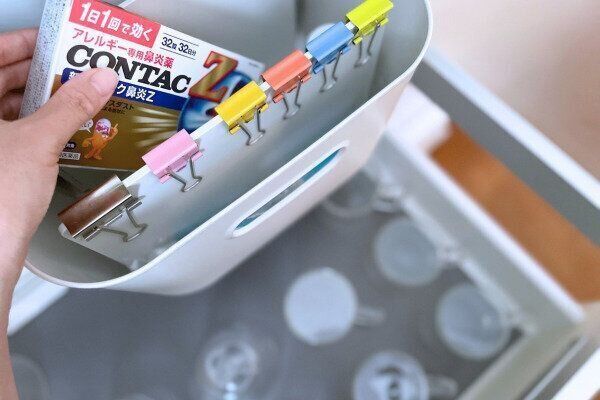 コップの近くにある薬収納