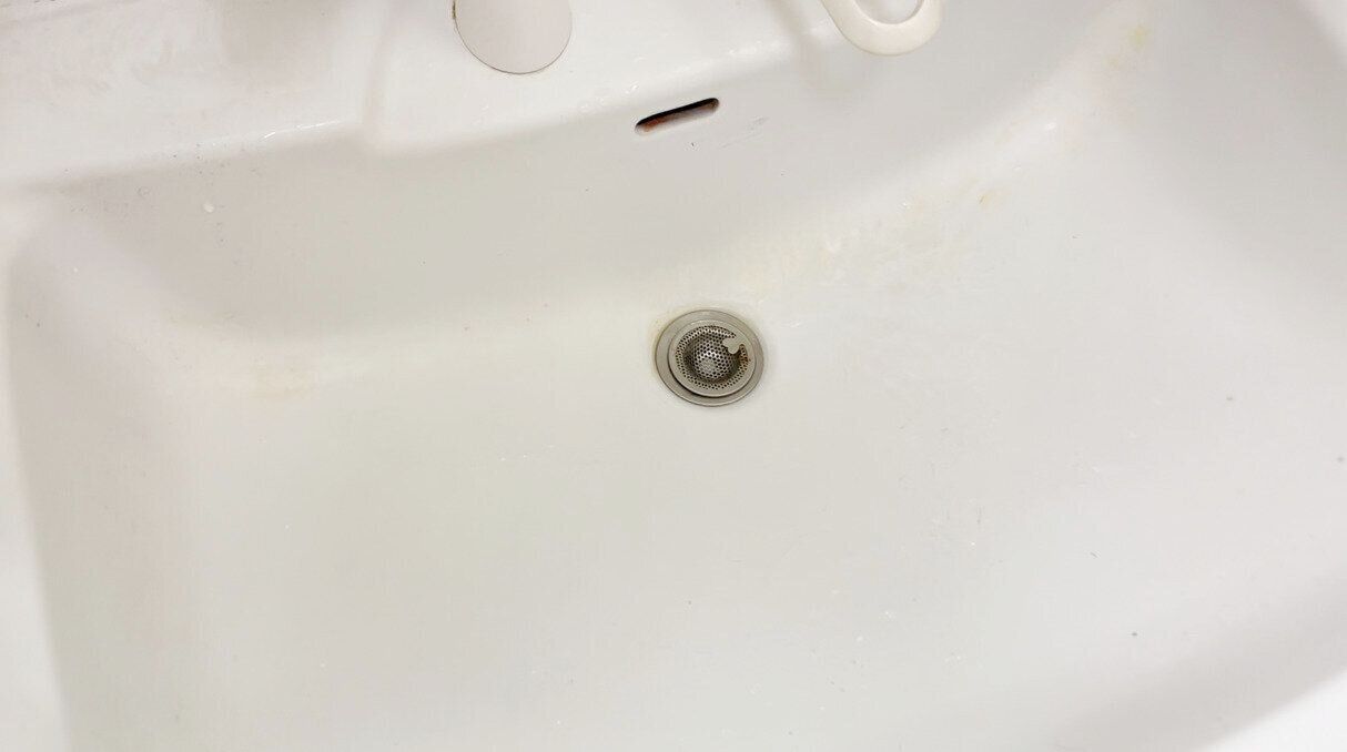 汚れた洗面ボウル