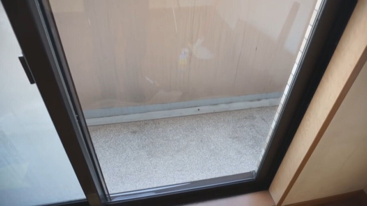 2．エタノールを吹きかけ、乾いた雑巾で拭く