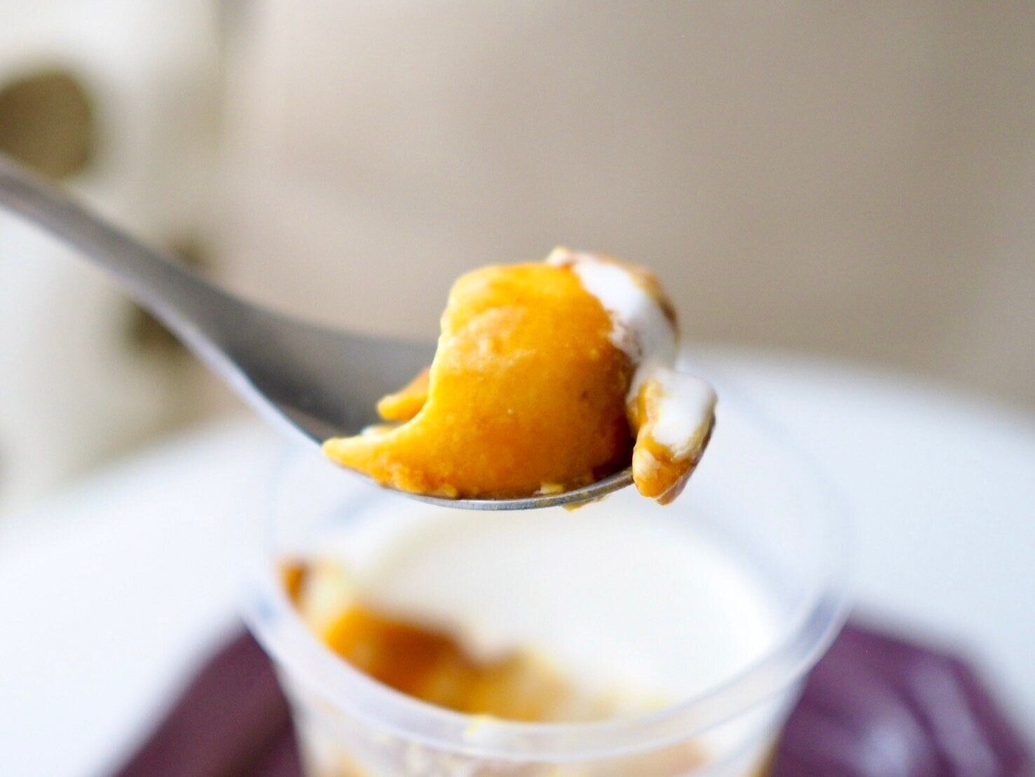 シャトレーゼ「ハロウィン かぼちゃプリン」スプーンのせ写真