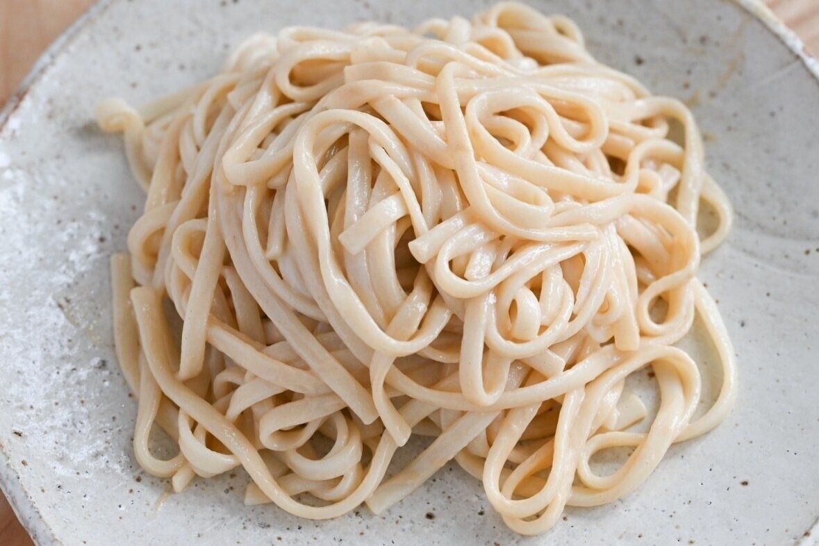 皿にのったたれを和えたうどん