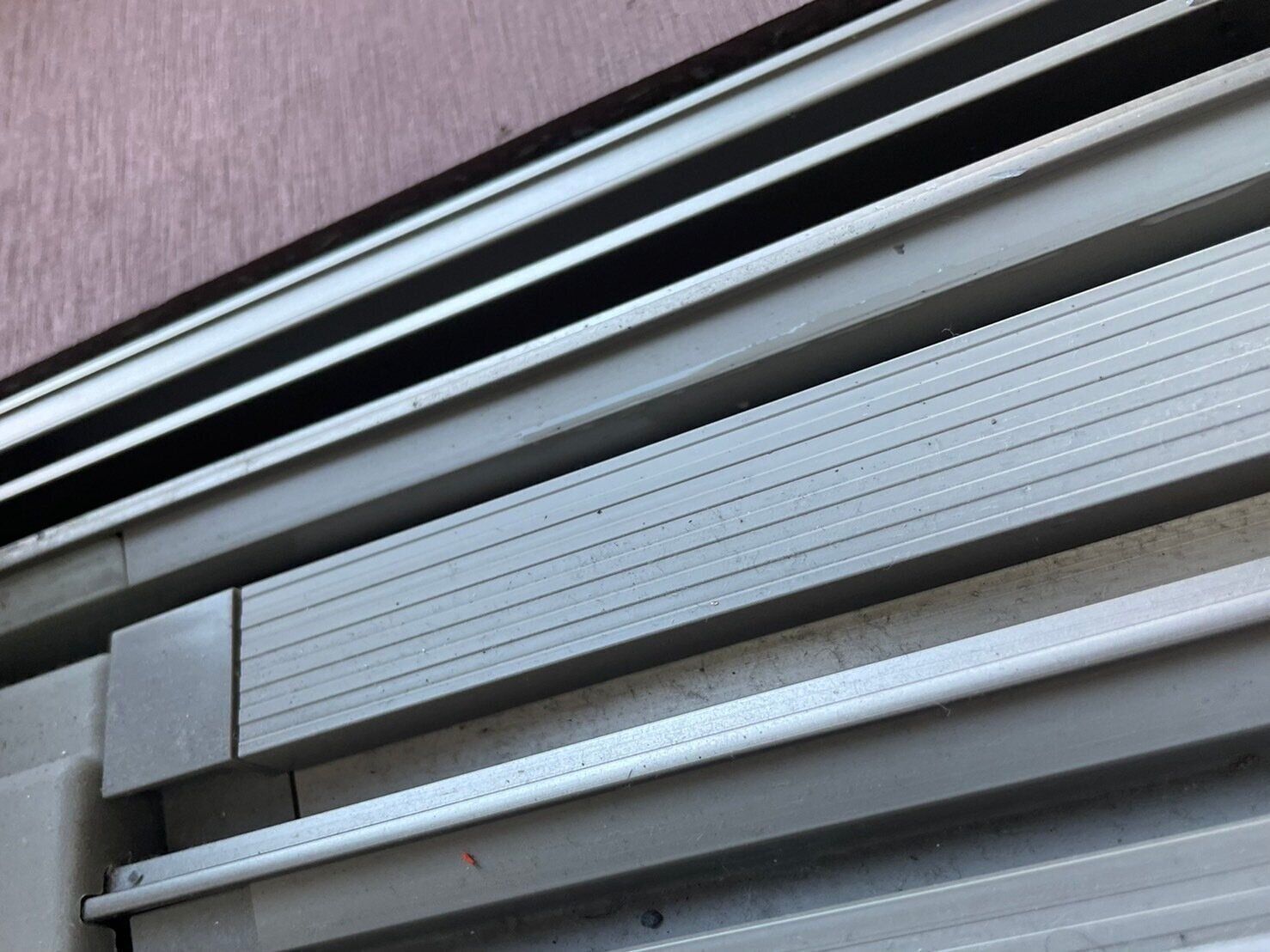 年末のサッシレールの掃除に！ペットボトルに付けるだけ簡単な「ダイソーのスリムブラシ」