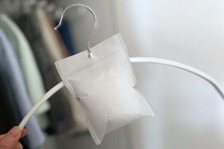 フック穴を利用してハンガーに取り付ける例