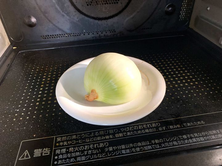 舌を出しながら玉ねぎを切ると涙が出ない 玉ねぎで泣かない方法 を家事の専門家に聞いた サンキュ