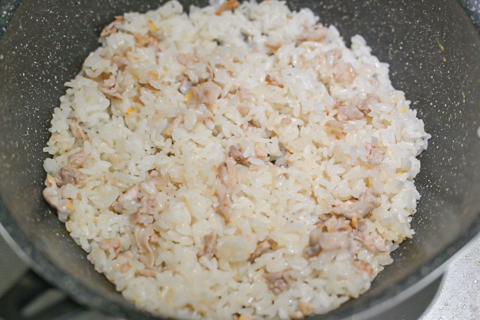 フライパンに入った炒めたごはん