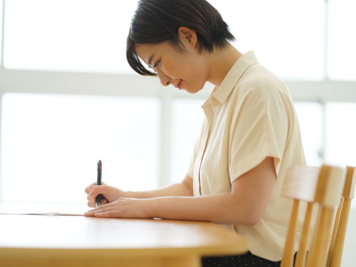 ボールペンの書き込みを練習している女性