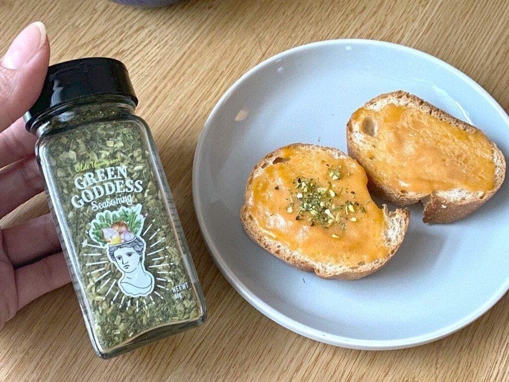 海老をぬったバケットにグリーンゴッデスシーズニングをトッピング