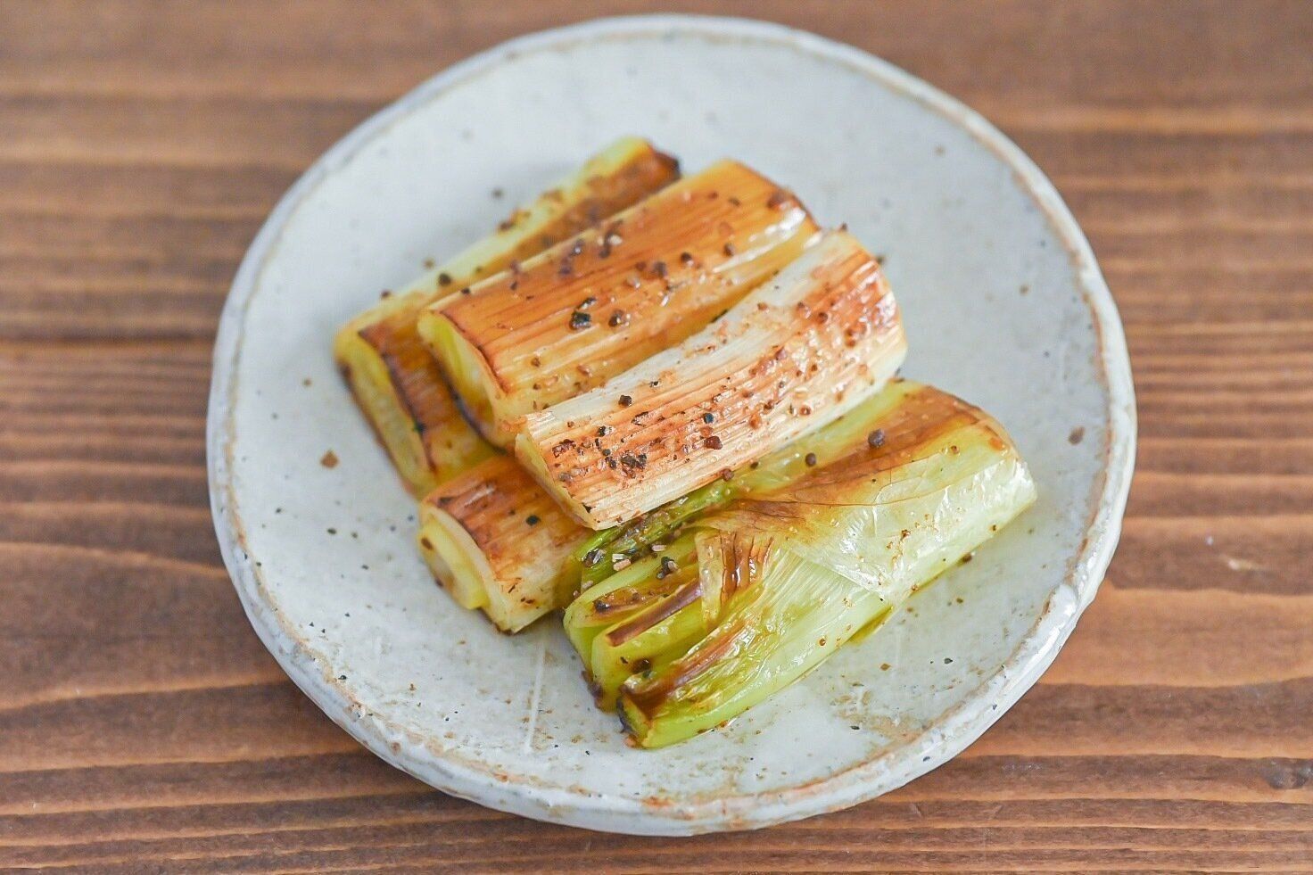 皿に盛られた焼きねぎ