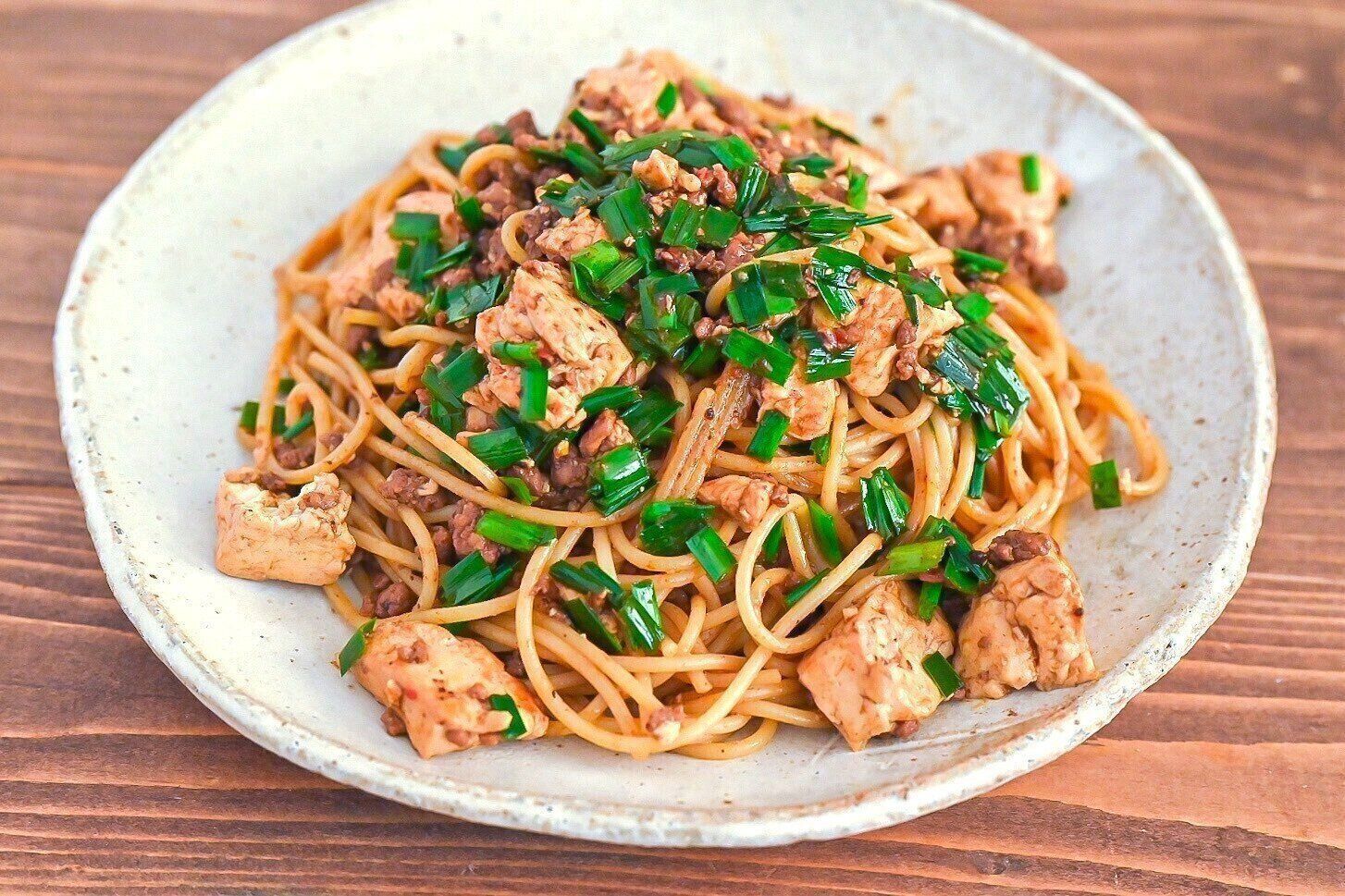 皿に盛られた黒麻婆パスタ