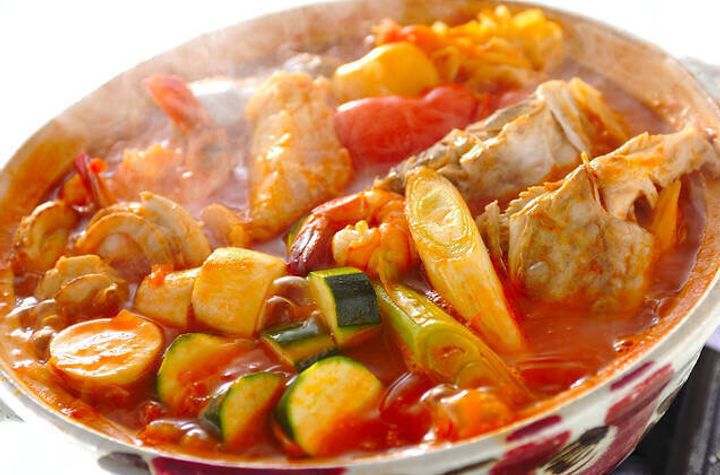 野菜くずと魚介の旨味!トマト鍋