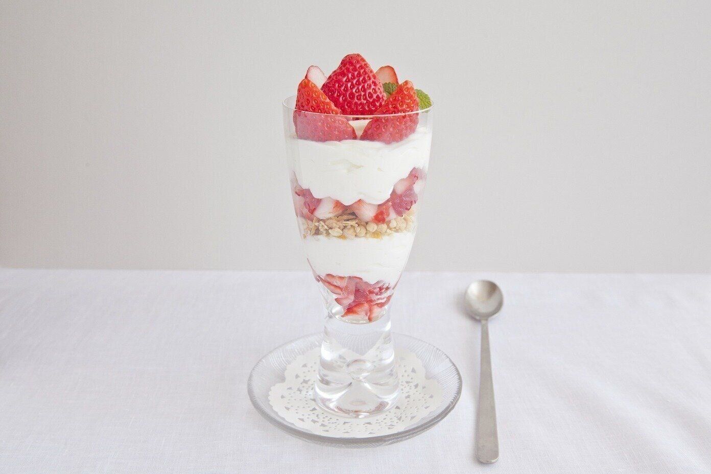 水切りヨーグルトで！いちごたっぷりパフェ
