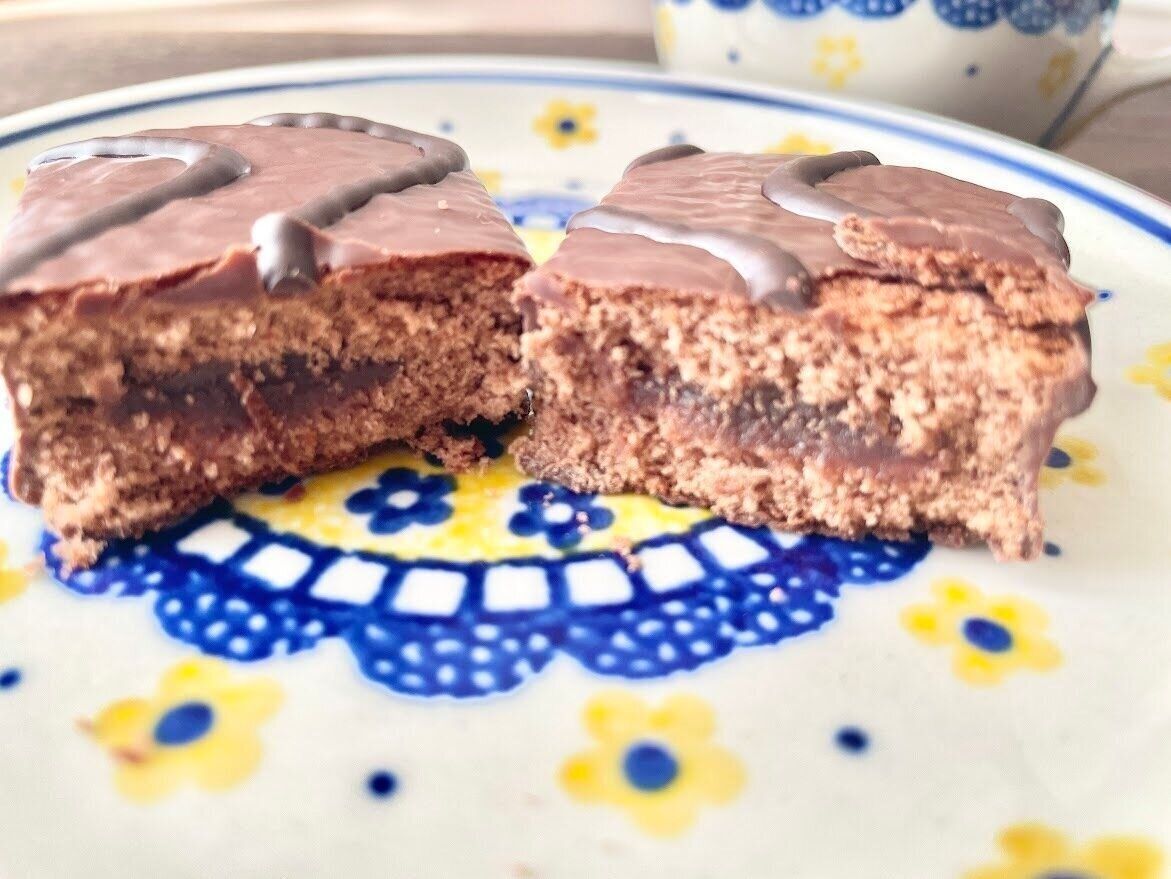 チョコクリームがサンドされている