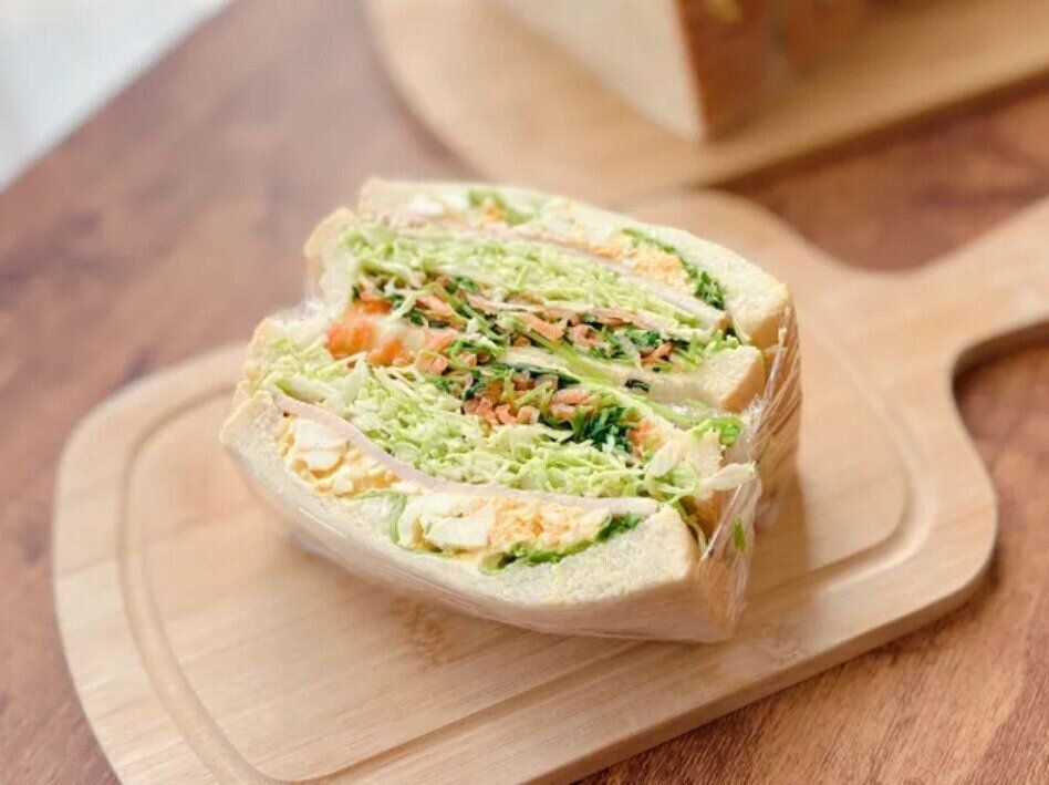 豆苗でボリューム満点サンドイッチ