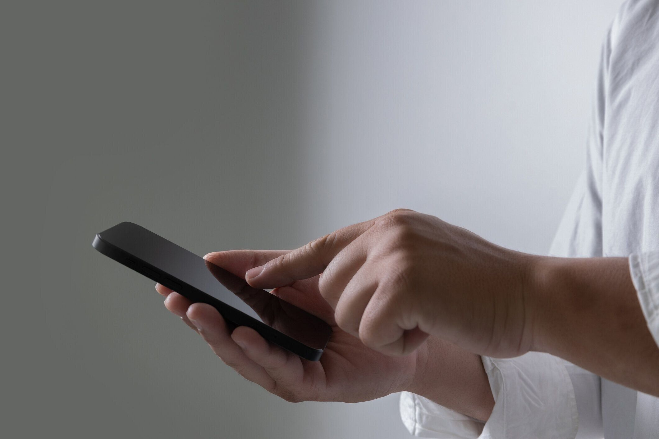 携帯電話を使ってチャットを入力してコミュニケーションに連絡し、ビジネスアイデアをつなぐ仕事の広告メッセージの専門家