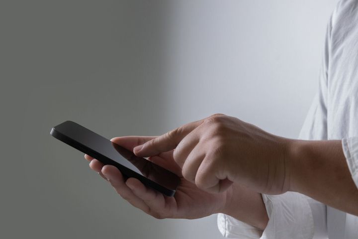 携帯電話を使ってチャットを入力してコミュニケーションに連絡し、ビジネスアイデアをつなぐ仕事の広告メッセージの専門家