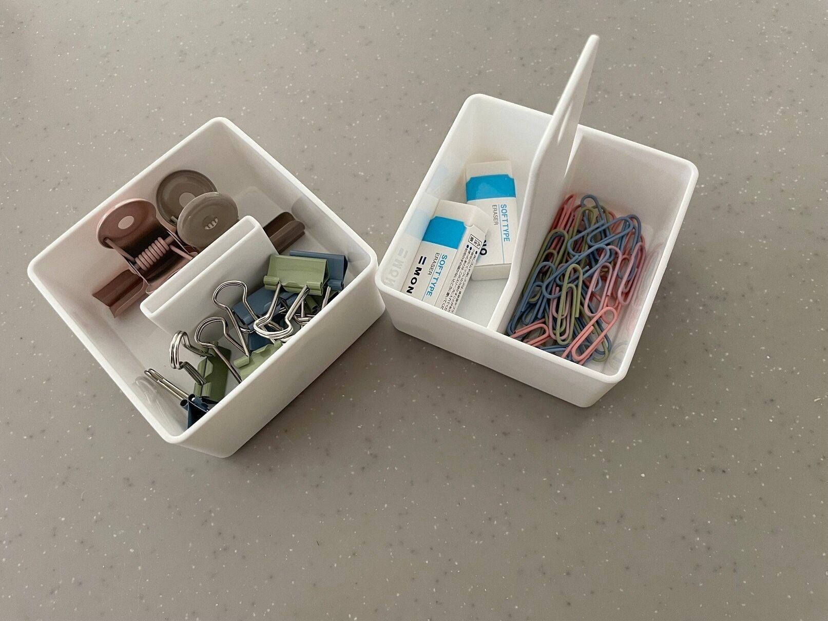 細々とした文具収納にはコレ！セリアの「取っ手付き仕分けケース」で文具をスッキリ