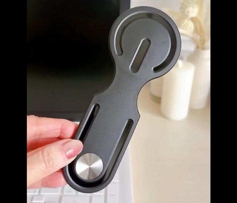 【ダイソー】つけたままでOK！ノートパソコン用スマートフォンホルダー