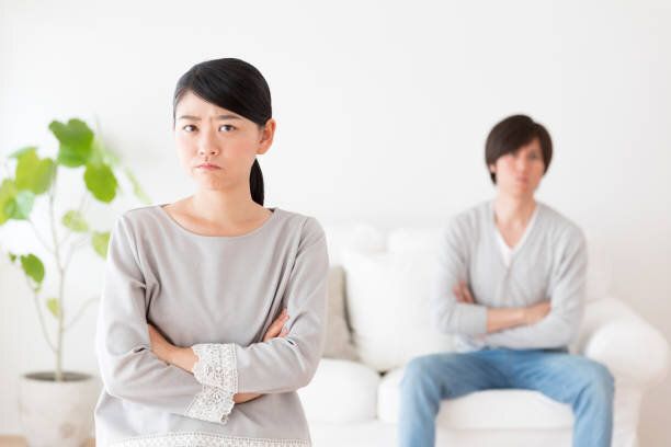 リビング ライフ スタイル イメージで若いアジアのカップル