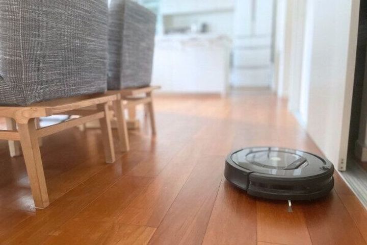 何もない床とお掃除ロボット