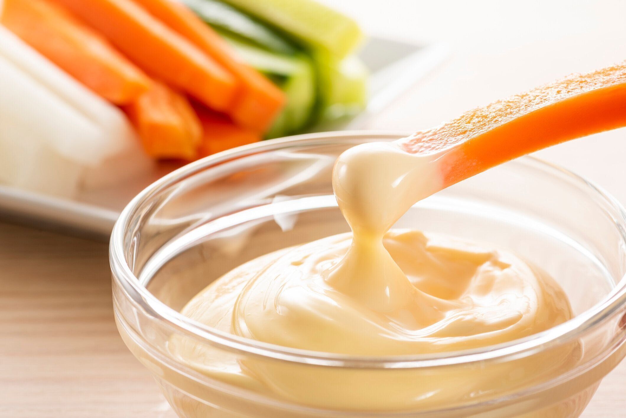 ニンジンにマヨネーズを加える