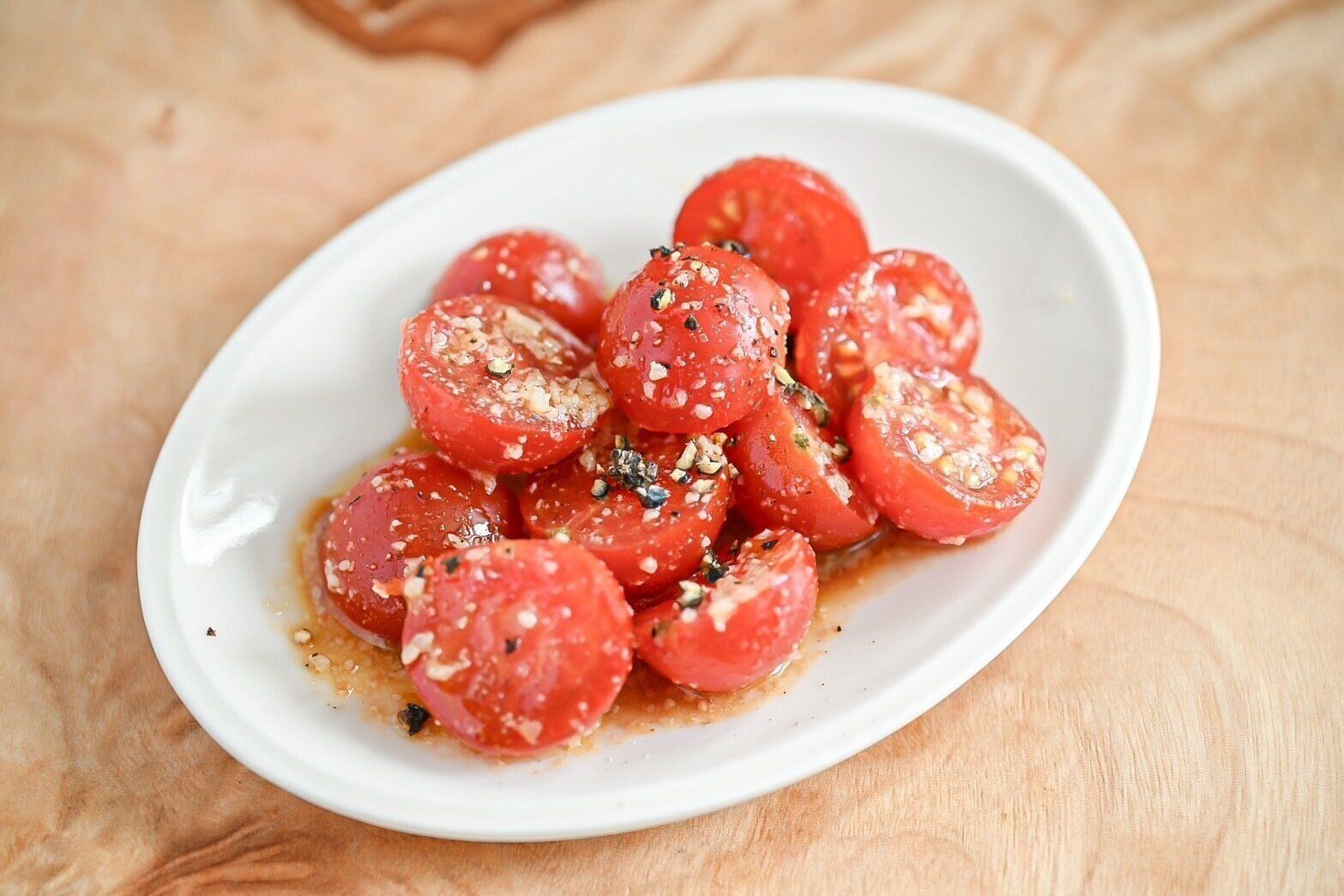 白い皿にのったミニトマトの粉チーズまみれ