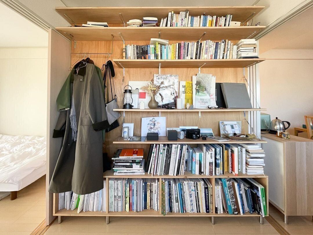 2×4材とディアウォール（R）で壁一面を本棚に！