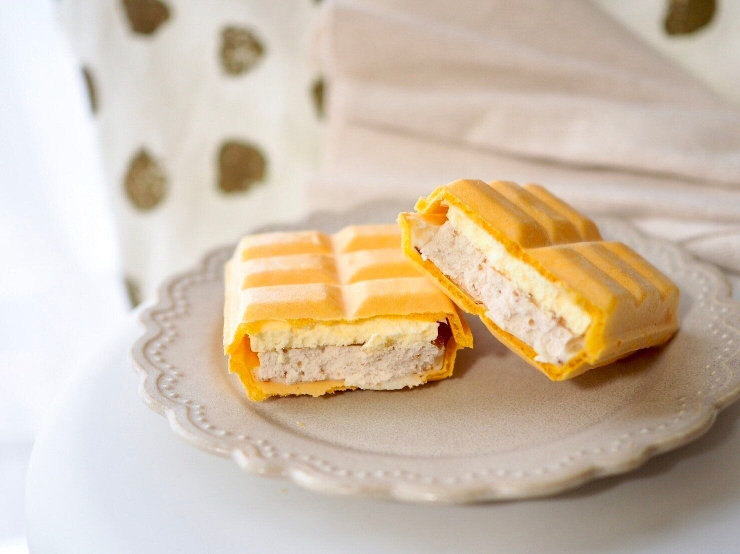 シャトレーゼ「DESSERTモナカ　シナモン香るふじりんごのタルト」断面写真