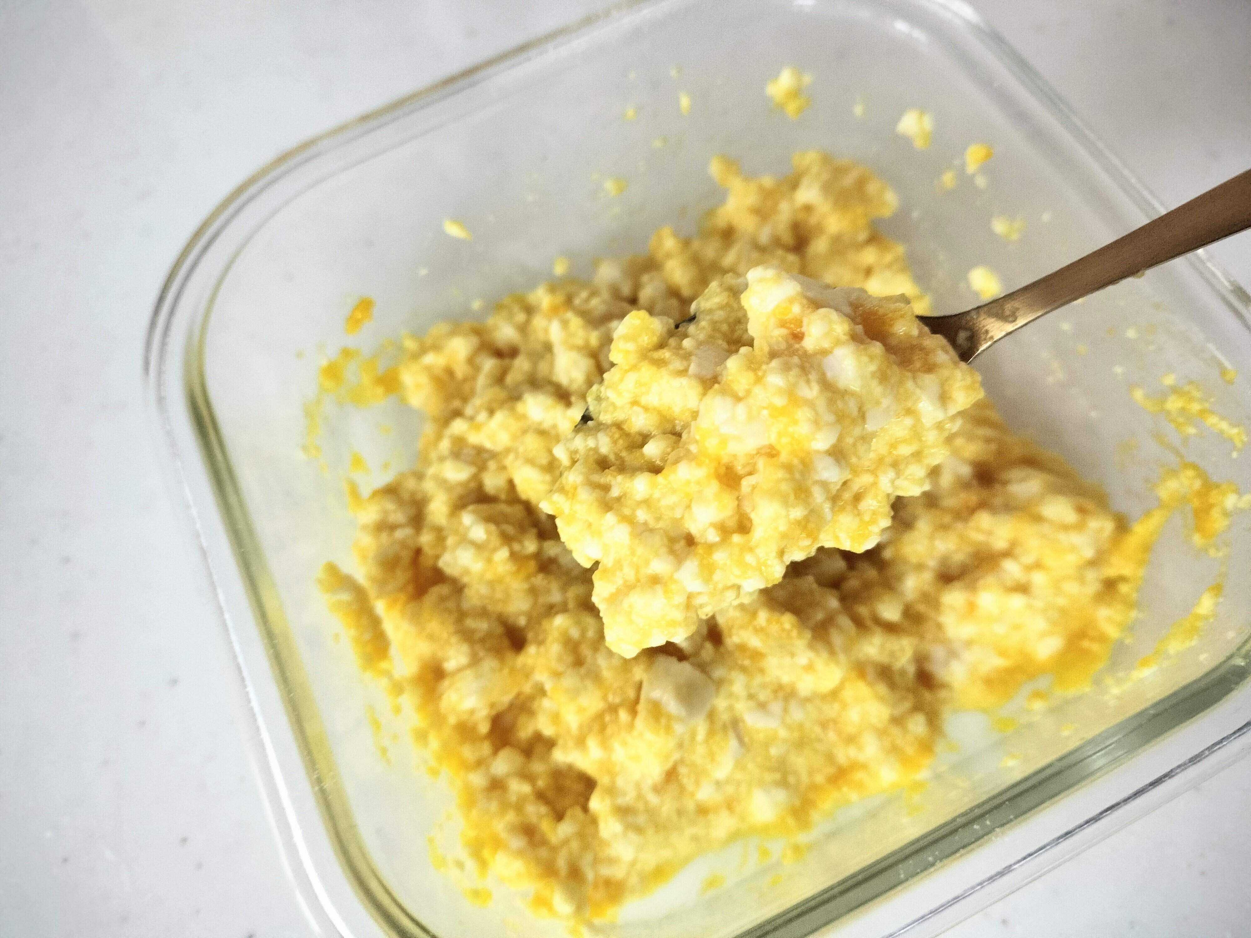 たまごのように黄色く色づく豆腐