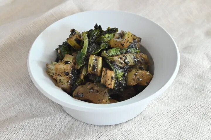 炒めセロリの黒すりごま和え