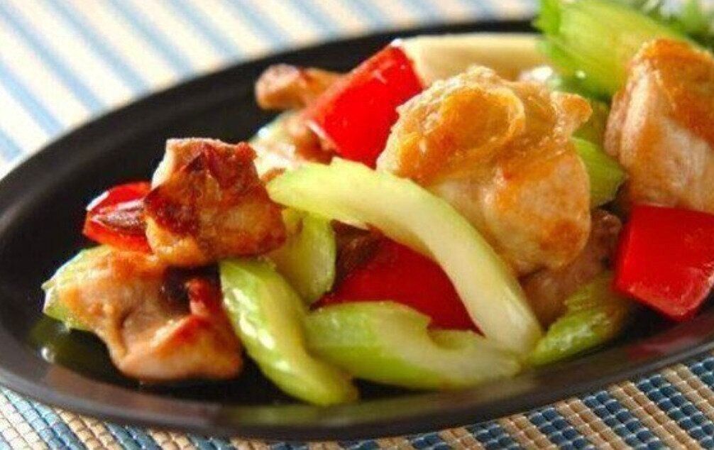  鶏肉とセロリのナンプラー炒め