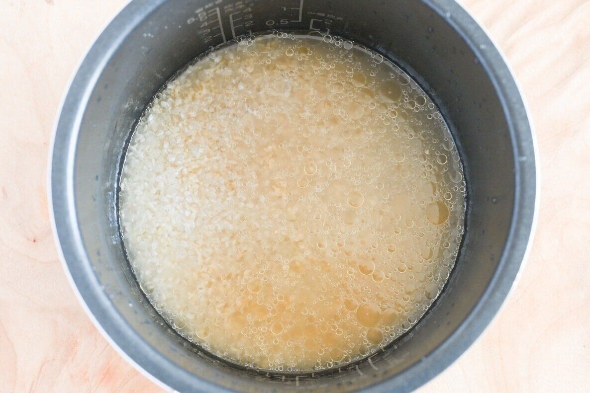 炊飯器に入ったごはんと調味料