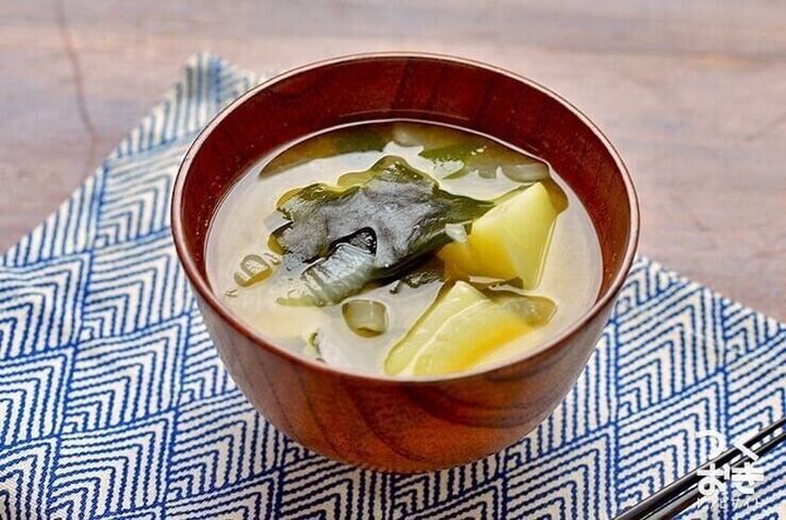 じゃがいもとたまねぎのみそ汁