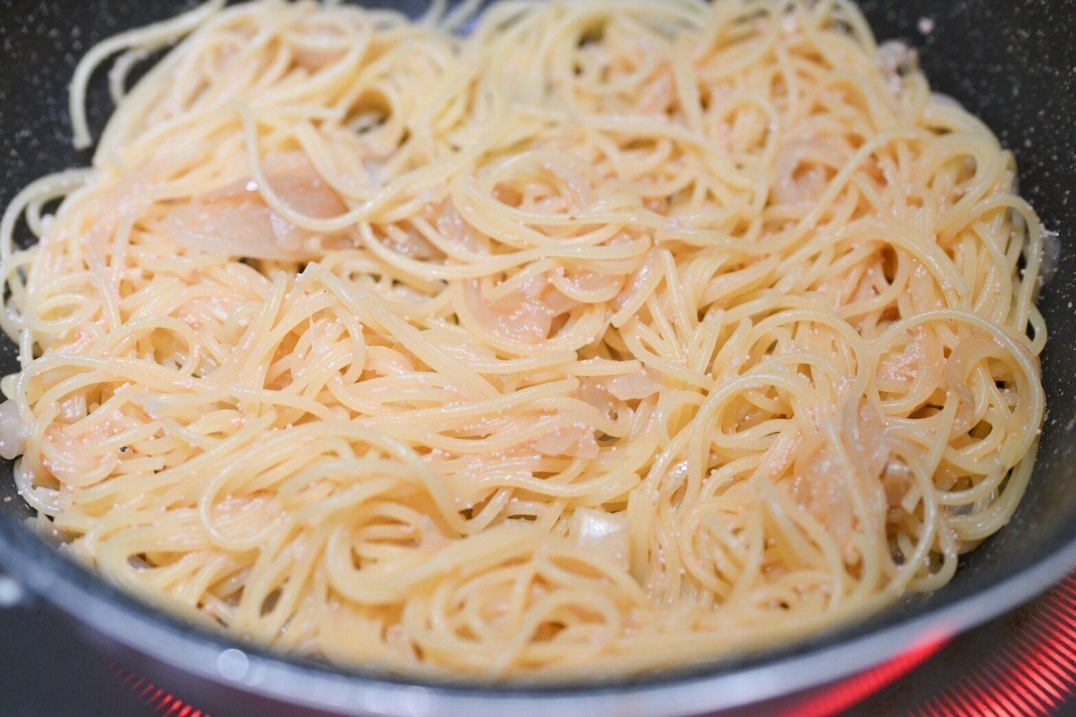 フライパンに入ったパスタ