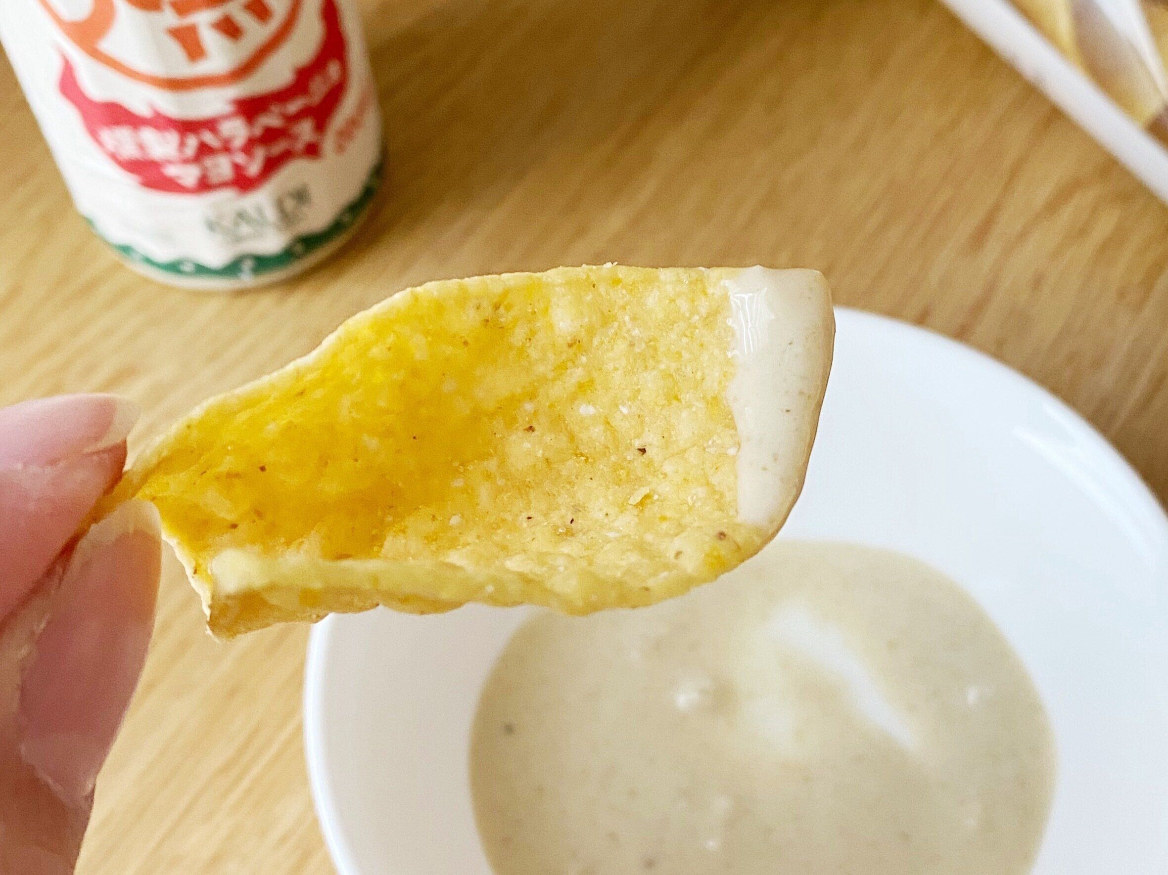 燻製ハラペーニョマヨソースをつけたタコスチップス