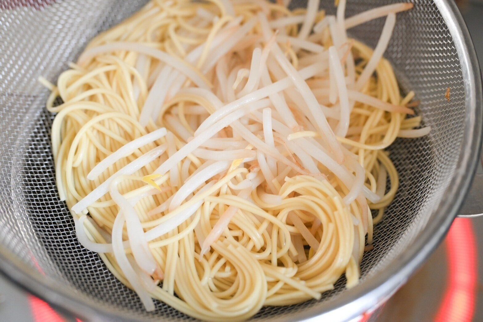 ザルにあげたもやしと麺