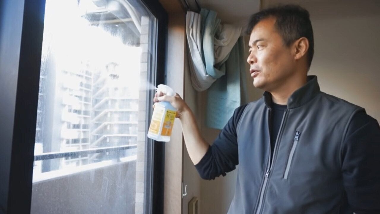 2．エタノールを吹きかけ、乾いた雑巾で拭く