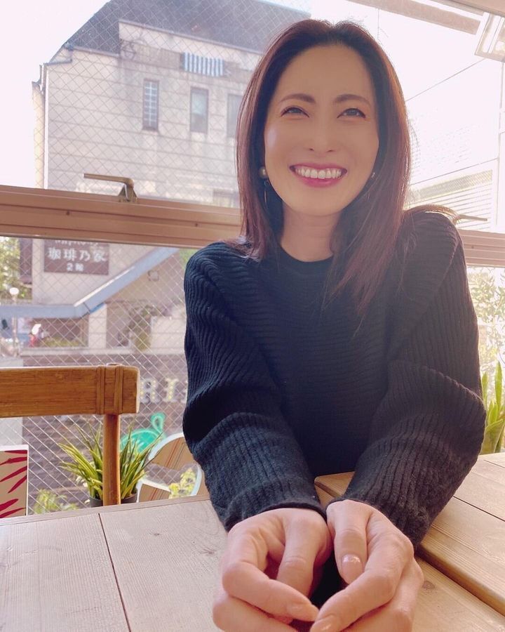 40代丸顔に似合うヘアスタイル 毛先を軽めにしたストレートヘアで縦長効果アップ!
