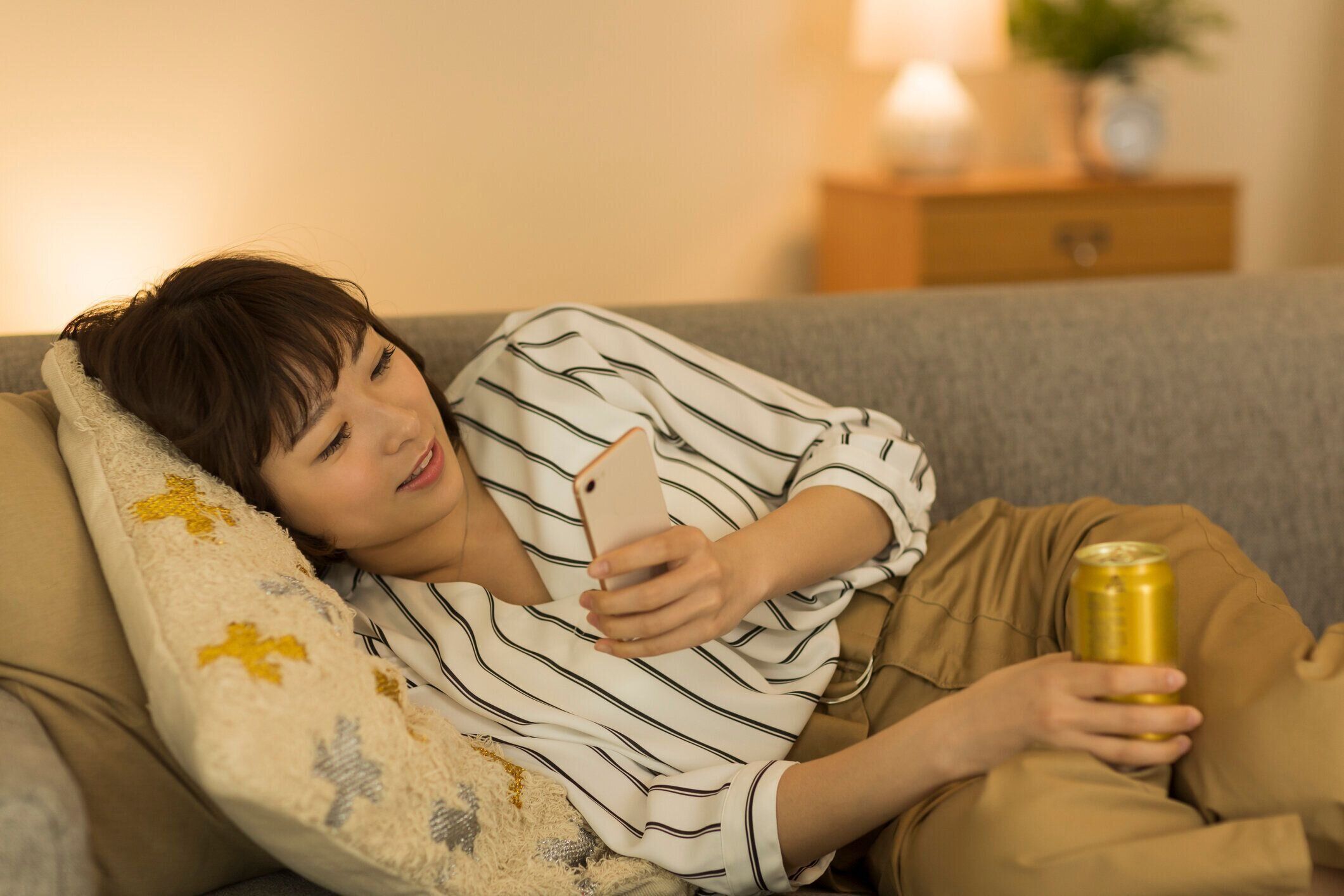 自宅で過ごす若い女性