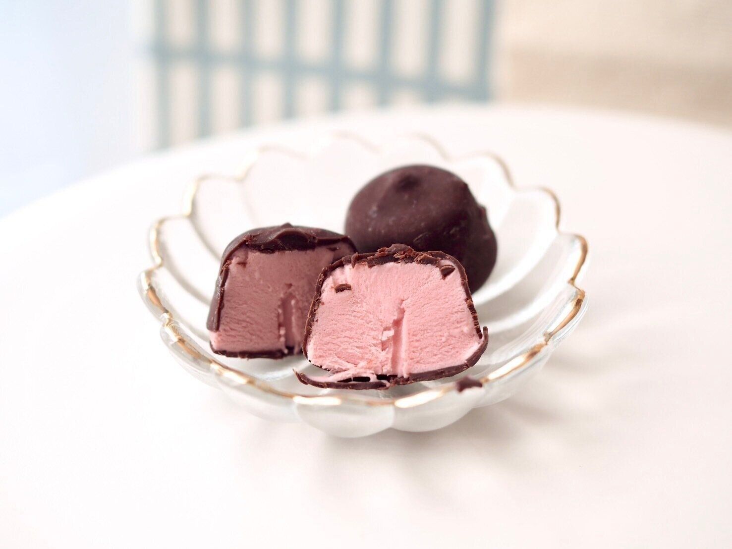 シャトレーゼ「デザートショコラボール 3種のベリー 20個入」断面写真