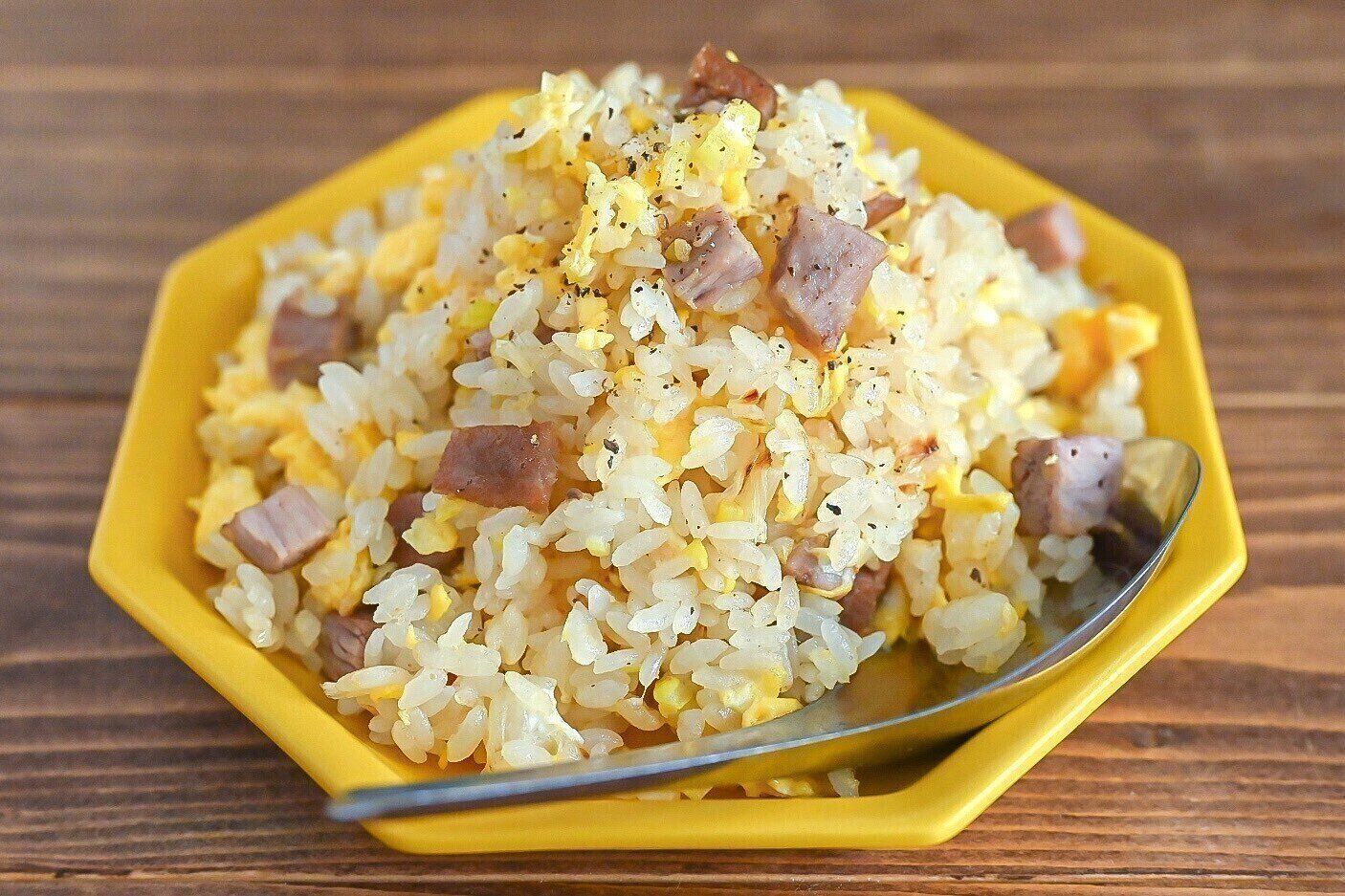 黄色い皿に盛られたチャーシューチャーハン