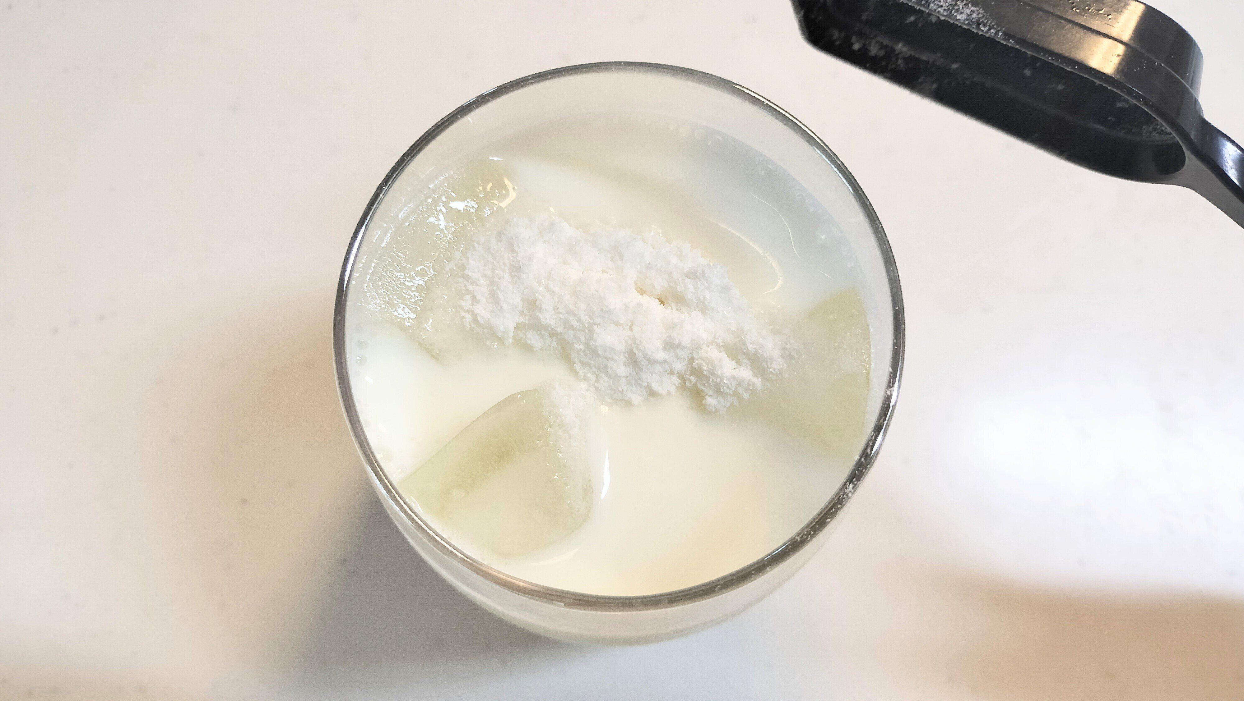 牛乳に杏仁ミルクを溶かして作る