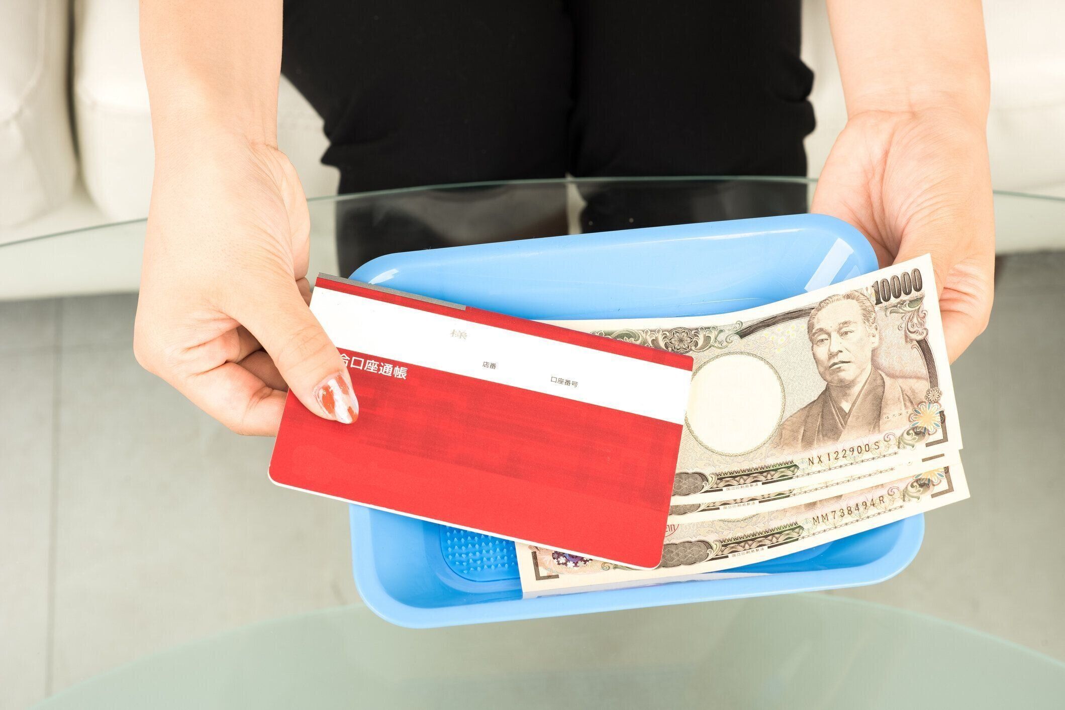 オフィスワーク白をしている若い日本人女性ホワイト バック グラウンドをバック グラウンド