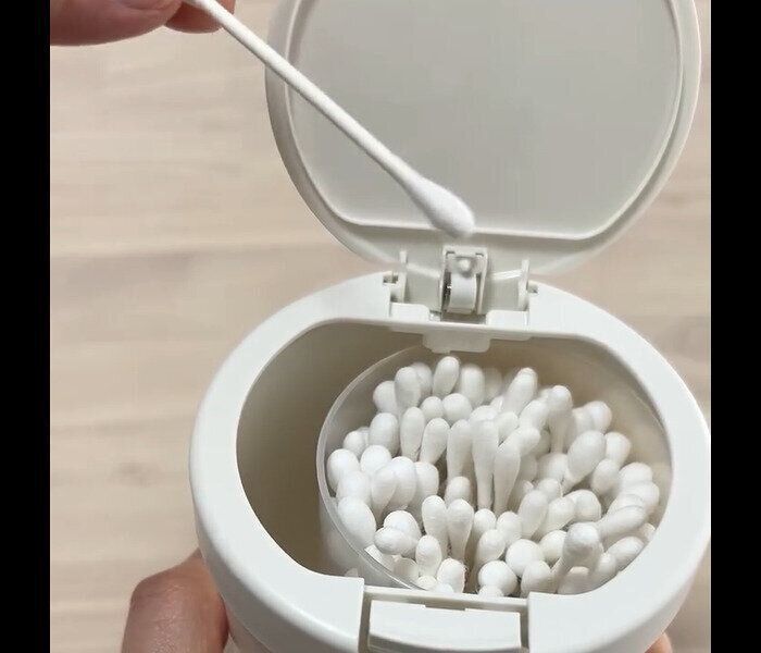 【ダイソー】ケースごと入る！ワンタッチ綿棒ケース