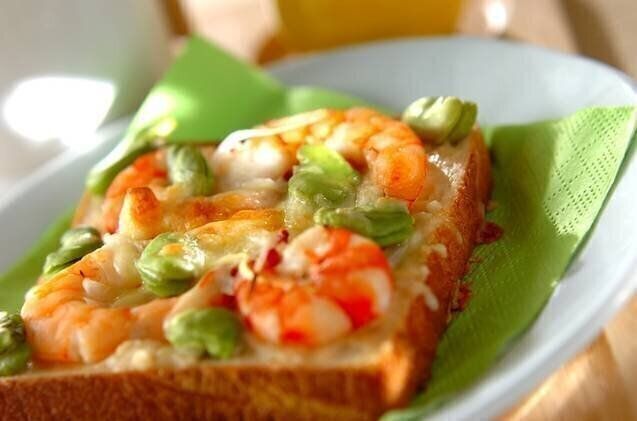 エビとソラ豆のグラタントースト