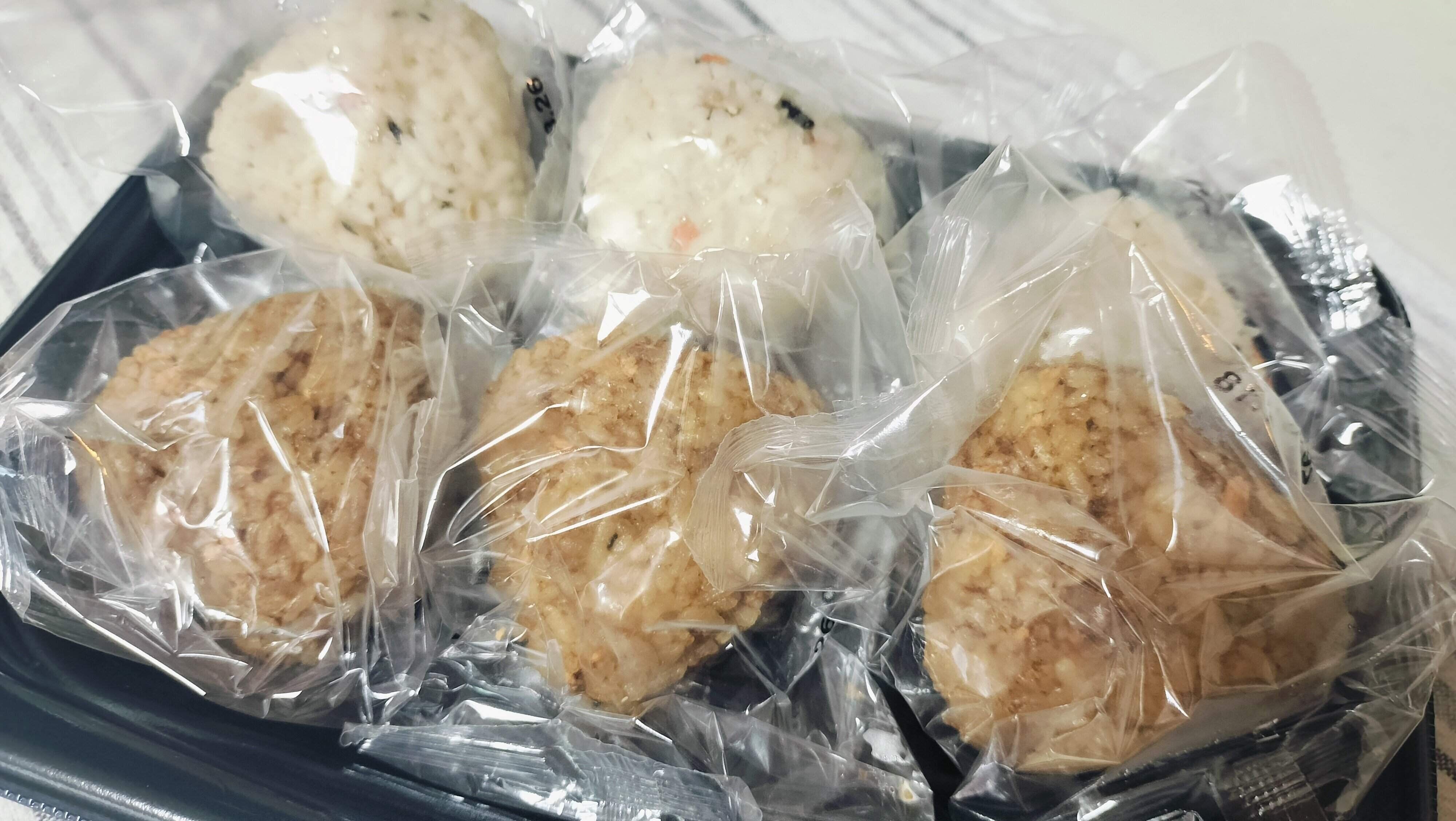 2種類の冷凍おにぎりが6個いり