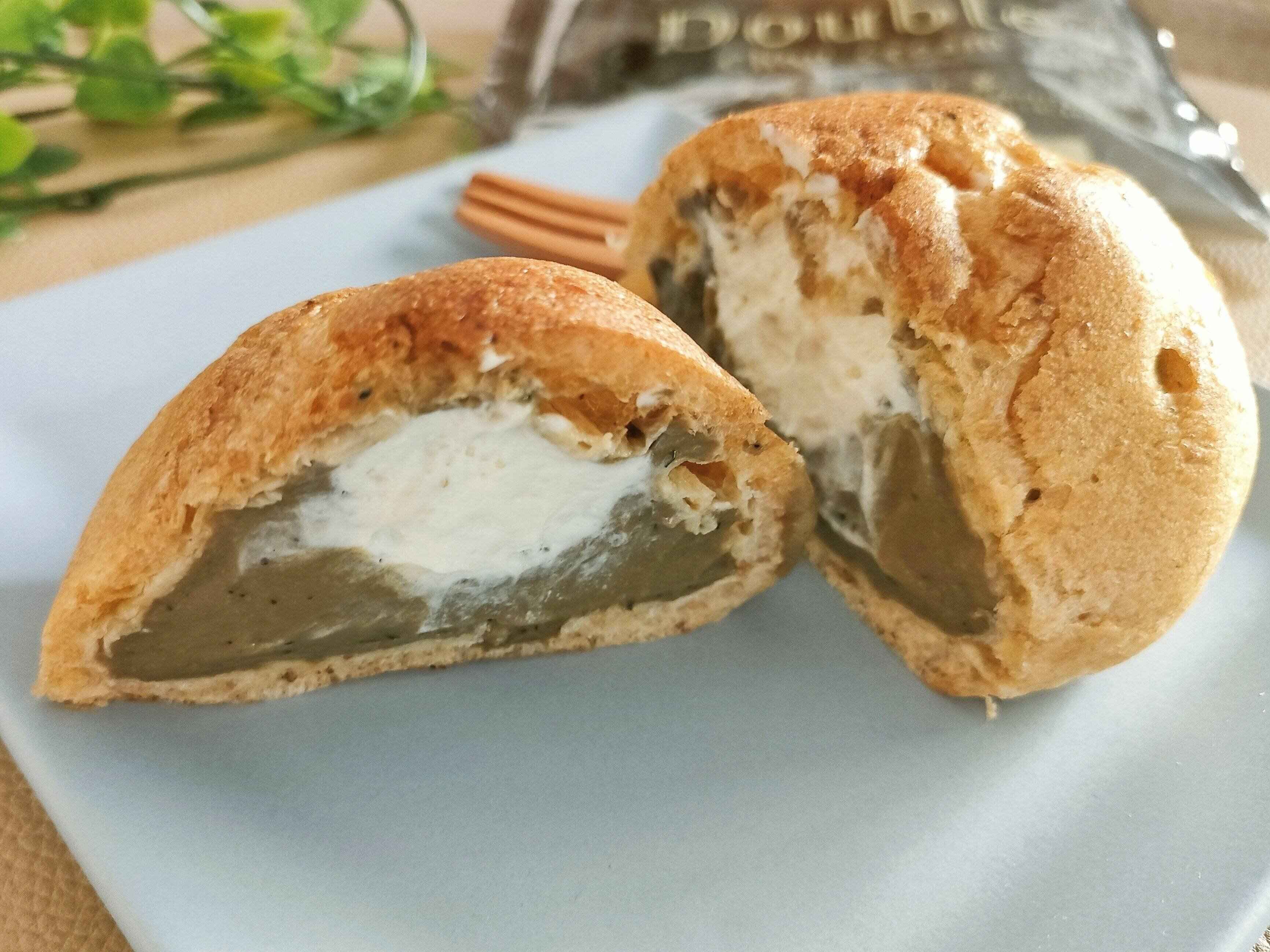 シュークリームを半分にするとたっぷりクリームが入っているのがわかる